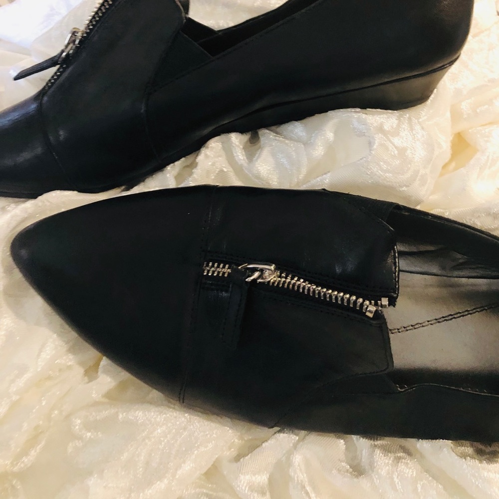 Blk Tahari zippered front loafers